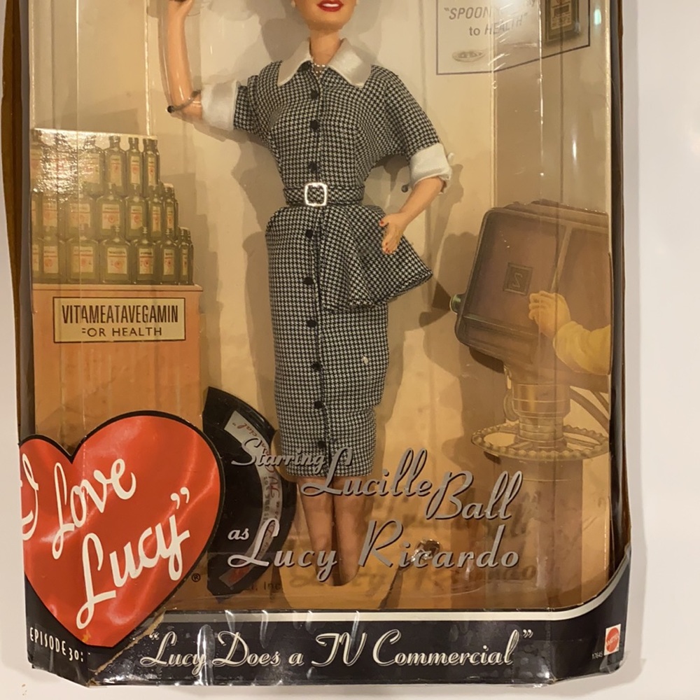 LUCILLE BALL COLLECTORS EDITION DOLL - Picture 4 of 15
